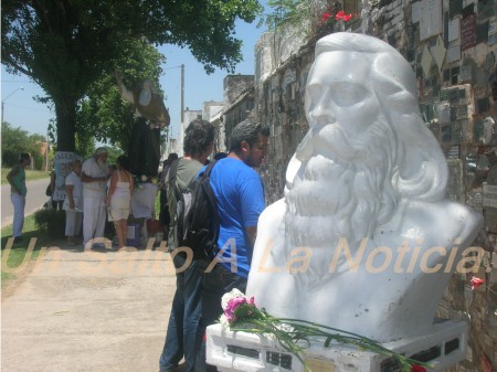 Pancho Sierra en el cementerio municipal